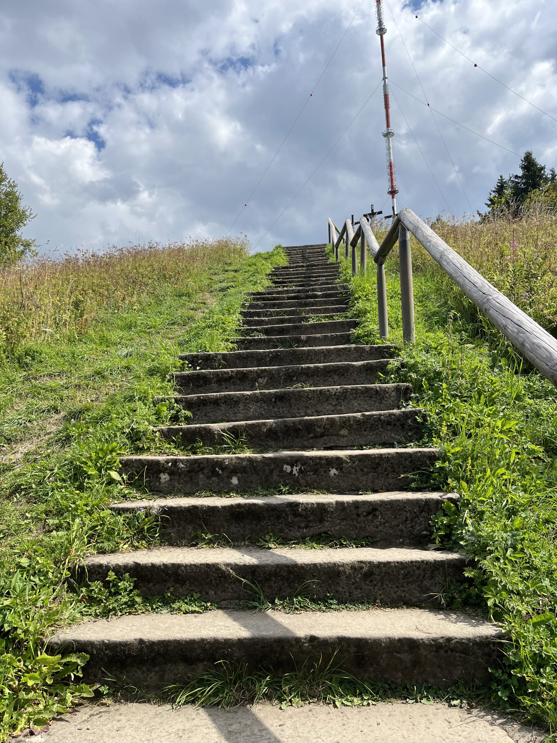 Treppen, die zum Gipfel Kreuzberg führen